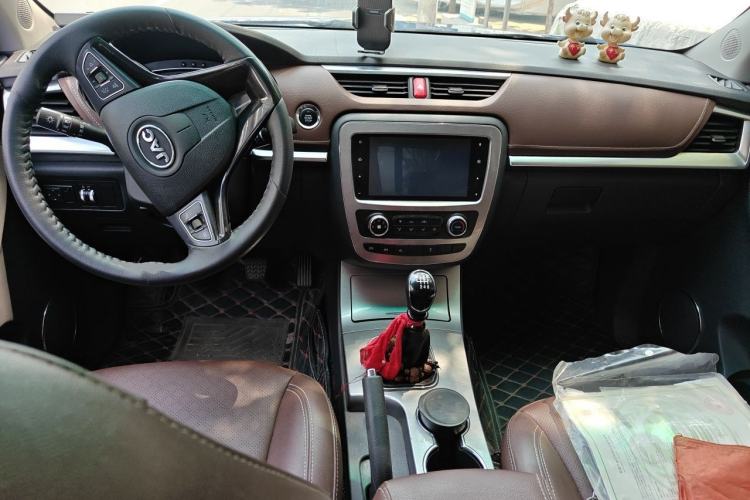 Used JAC Group T8 2019 2.0T Gasoline 4x4 Prestige Version Standard Double Cabin HFC4GA3-4D Center Console