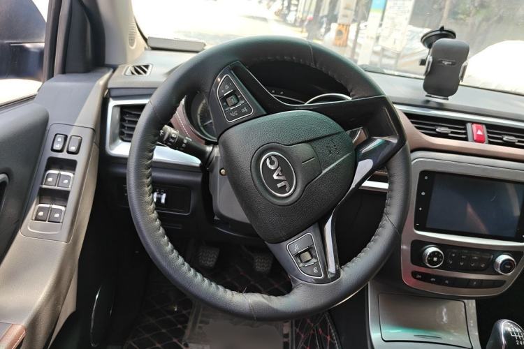 Used JAC Group T8 2019 2.0T Gasoline 4x4 Prestige Version Standard Double Cabin HFC4GA3-4D Steering Wheel