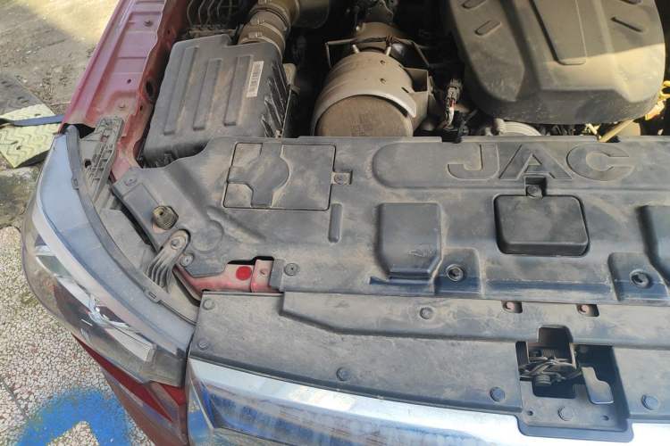 Used JAC Group T8 2020 2.0T Diesel Two-Wheel Drive Business-Grade Big Double Cabin HFC4DB2-2E Engine Bay Right