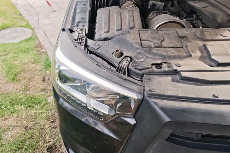 Used JAC Group T8 2021 2.0T PRO Diesel 4x4 SharpDrive Version Big Double HFC4DB2-2E Engine Bay Right