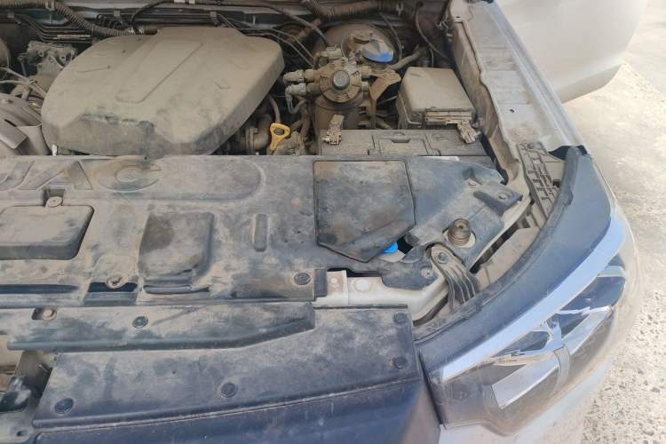 Used JAC Group T8 2021 2.0T PRO Diesel 4x4 SharpDrive Version Big Double HFC4DB2-2E Engine Bay Left