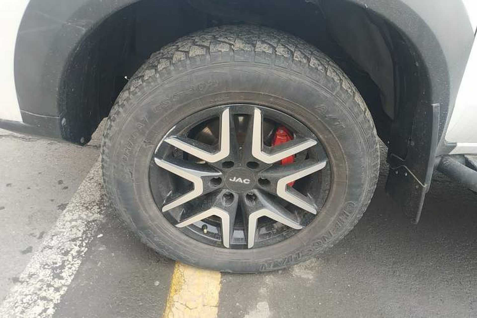 Used JAC Group T8 2021 2.0T PRO Diesel Two-Wheel Drive Sharp Edition Standard Dual HFC4DB2-2E Left Front Wheel Hub