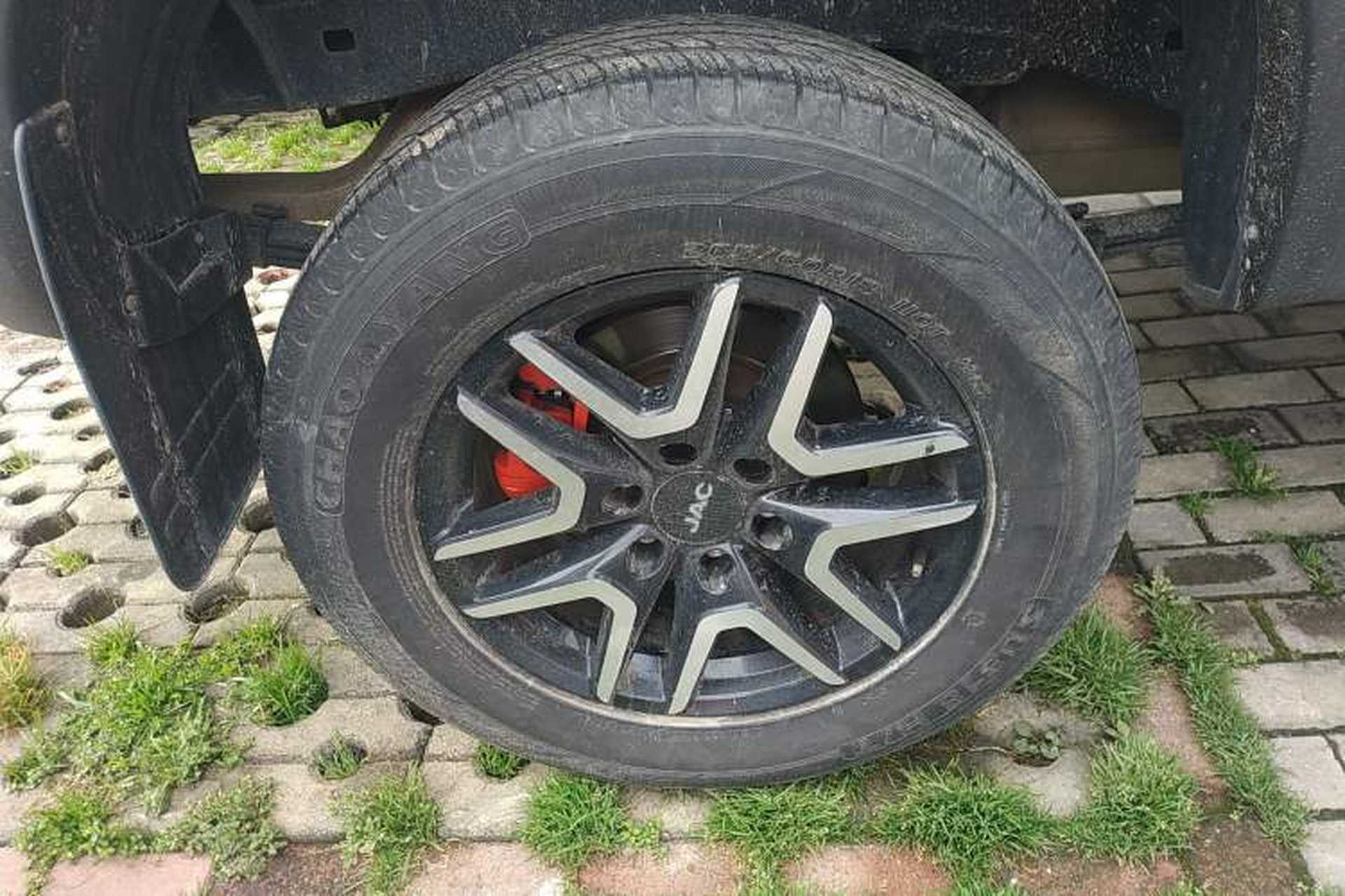 Used JAC Group T8 2021 2.0T PRO Diesel Two-Wheel Drive Sharp Edition Standard Dual HFC4DB2-2E Right Rear Wheel Hub
