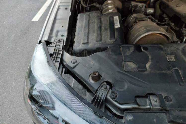 Used JAC Group T8 2022 2.0T PRO Diesel Two-Wheel-Drive Obsidian Edition with Dual HFC4DB2-2E Engine Bay Right