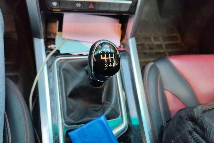 Used JAC Group T8 2022 2.0T PRO Diesel Two-Wheel-Drive Obsidian Edition with Dual HFC4DB2-2E Gear Lever