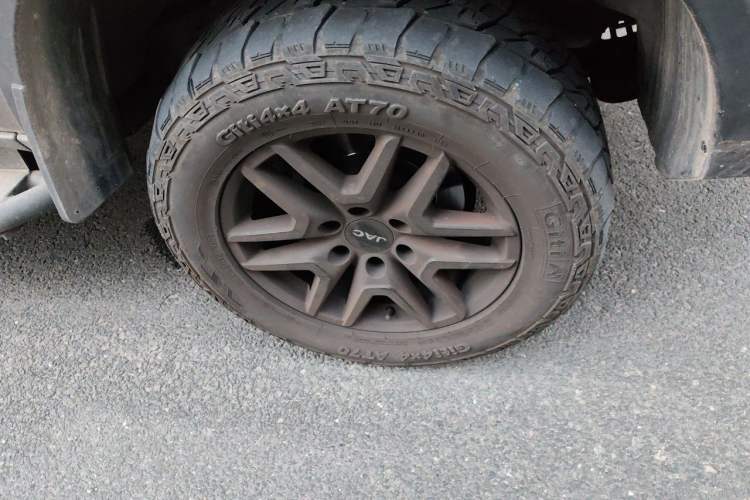 Used JAC Group T8 2022 2.0T PRO Diesel Two-Wheel-Drive Obsidian Edition with Dual HFC4DB2-2E Right Front Wheel Hub