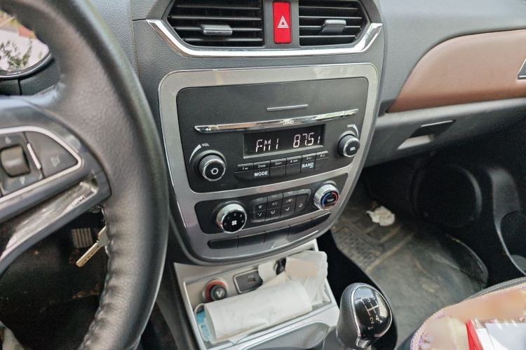 Used JAC Group V7 2018 2.0L Two-Wheel-Drive Luxury Long-Wheelbase HFC4GA3-3D Audio And AC Panel