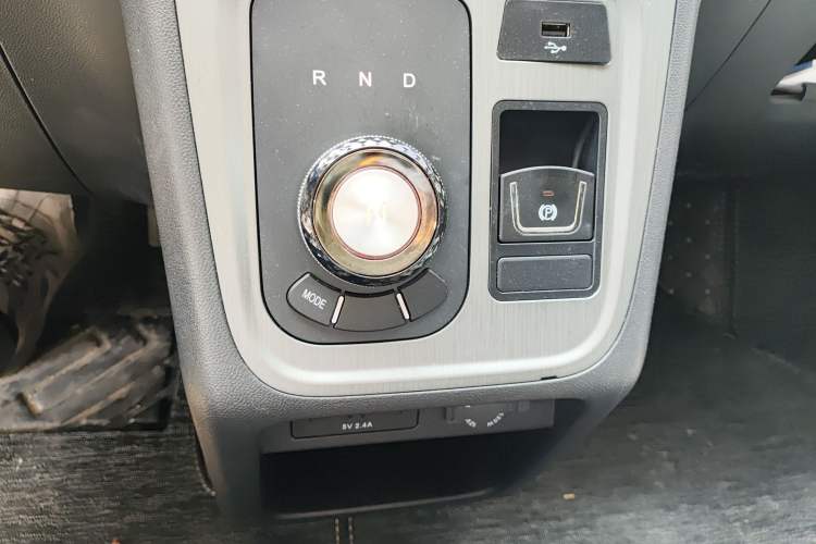 Used JAC Group Van Baolu 2024 V8 Dream Edition - CATL Gear Lever