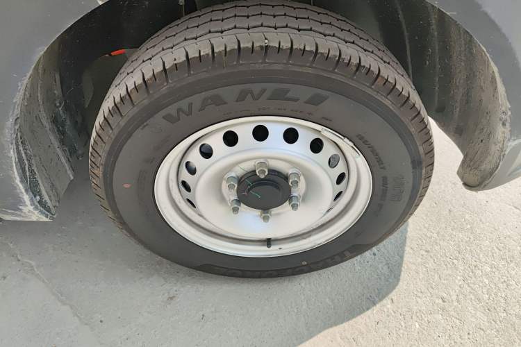Used JAC Group Van Baolu 2024 V8 Dream Edition - CATL Right Front Wheel Hub