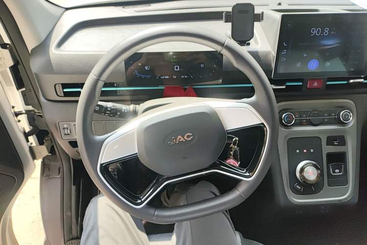 Used JAC Group Van Baolu 2024 V8 Dream Edition - CATL Steering Wheel