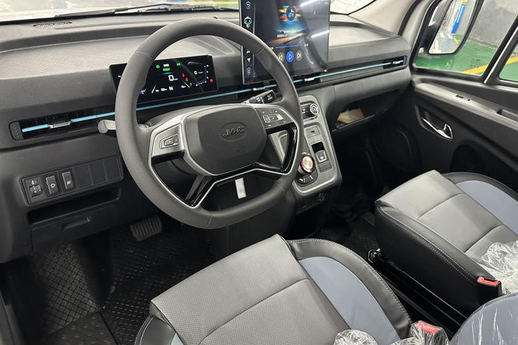 Used JAC Group Van Baolu 2024 V8 Dream Edition - CATL Interior 1