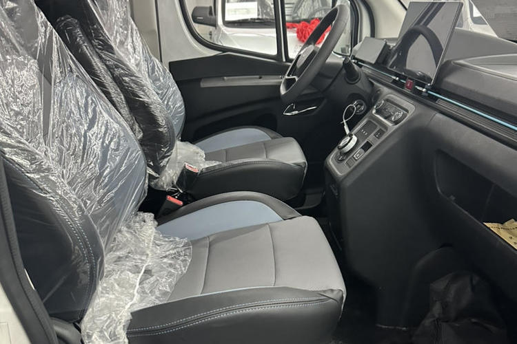Used JAC Group Van Baolu 2024 V8 Dream Edition - CATL Interior 6