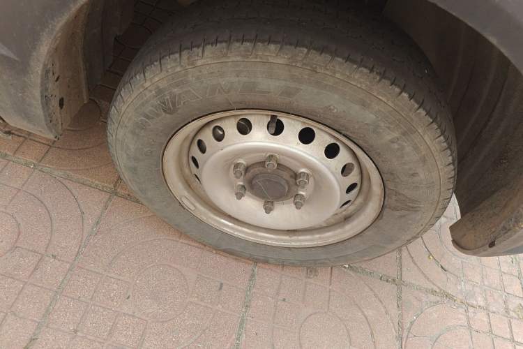 Used JAC Group Van Baolu 2024 V8 Flagship Edition - CATL Right Front Wheel Hub