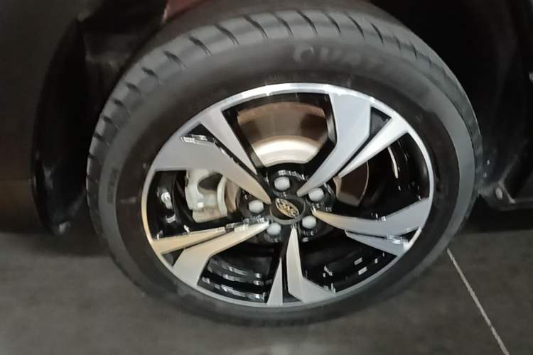 Used JAC Group X4 2020 1.5T CVT Superior Trim Left Front Wheel Hub