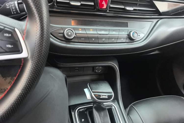 Used JAC Group X4 2020 1.5T CVT Elite Model Audio And AC Panel