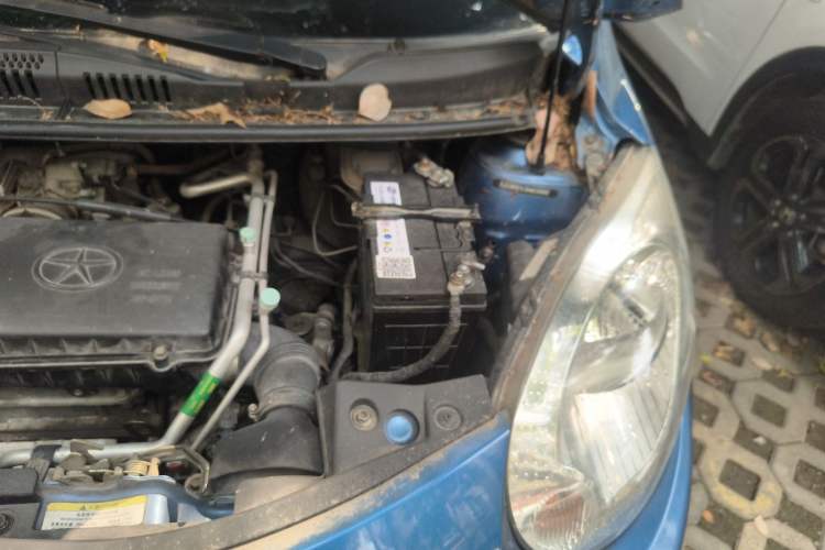 Used JAC Group Yueyue 2012 1.0L Luxury Model Engine Bay Left