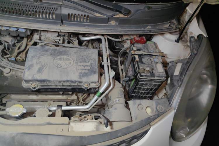 Used JAC Group Yueyue 2012 1.0L Luxury Model Engine Bay Left