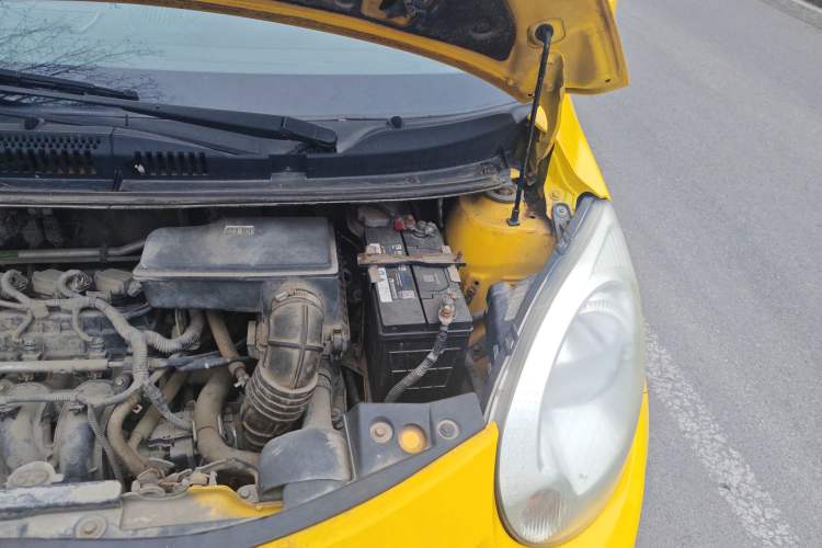Used JAC Group Yueyue 2012 1.0L Luxury Model Engine Bay Left