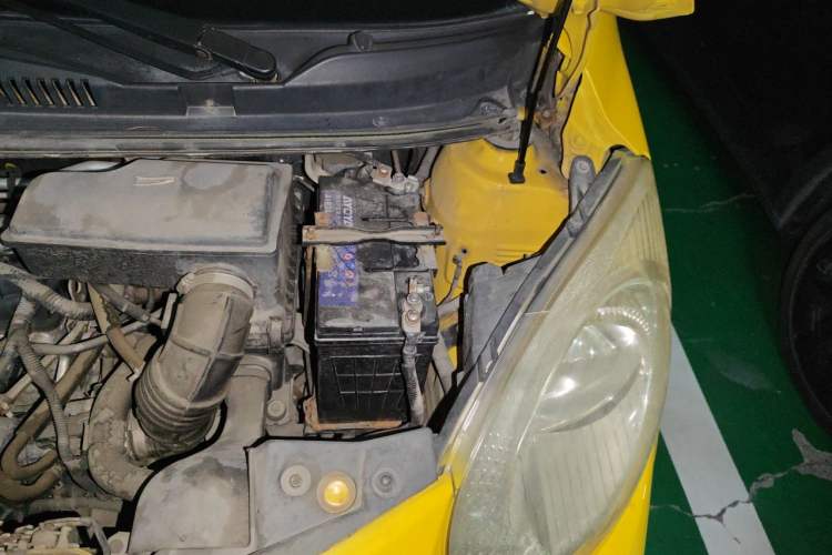Used JAC Group Yueyue 2012 CROSS 1.0L Luxury Model Engine Bay Left