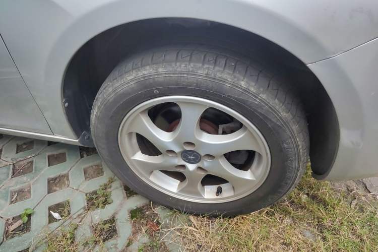 Used JAC Heyue 2012 1.5L Manual Luxury Version Right Front Wheel Hub