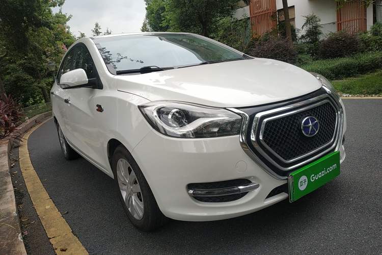 Used JAC iEV 2015 iEV5 Front Right 45 Deg