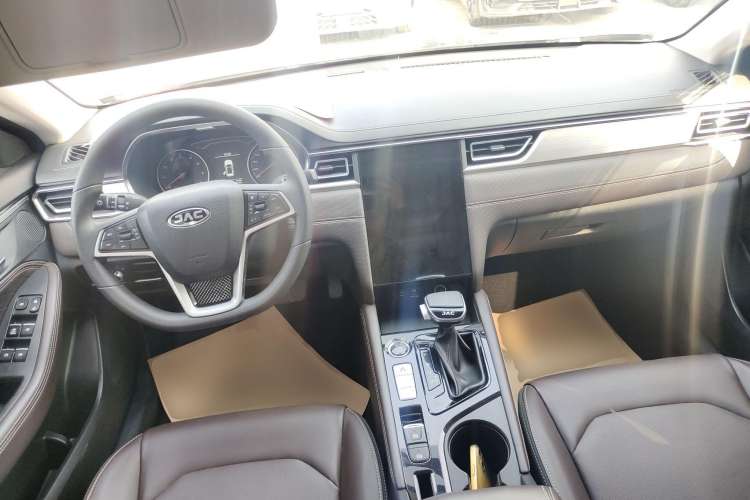 Used JAC J7 2020 1.5T CVT Elite Model Center Console