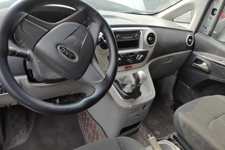 Used JAC M3 2018 1.6L Express Edition 7-Seater Center Console