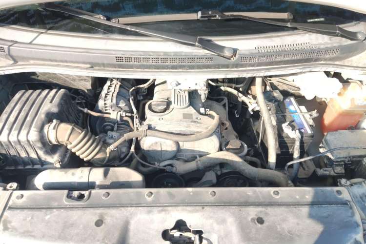 Used JAC M4 2016 2.0L Manual Luxury Version Engine Bay