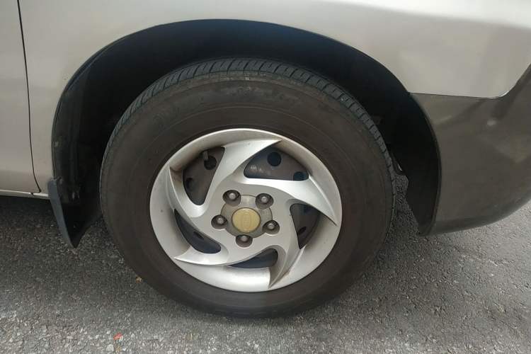 Used JAC Refine 2008 2.0L Shuttle Gasoline Basic Model with Front and Rear Air Conditioning Right Front Wheel Hub
