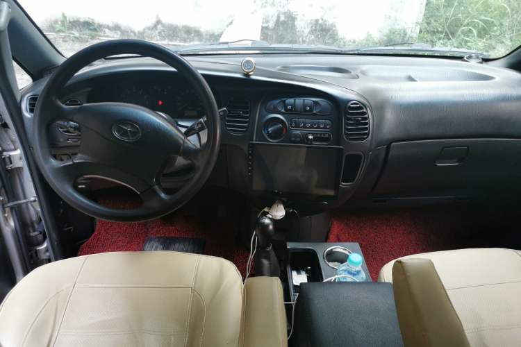 Used JAC Refine 2011 2.0L Shuttle Gasoline Comfort Edition HFC4GA3 Center Console