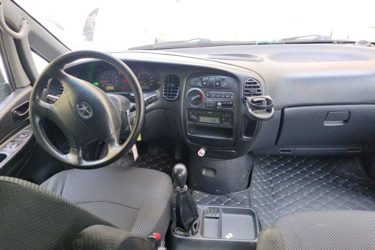 Used JAC Refine 2011 2.0L Shuttle Gasoline Comfort Edition HFC4GA3 Center Console