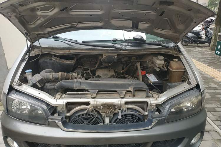 Used JAC Refine 2011 2.0L Shuttle Gasoline Comfort Edition HFC4GA3 Engine Bay