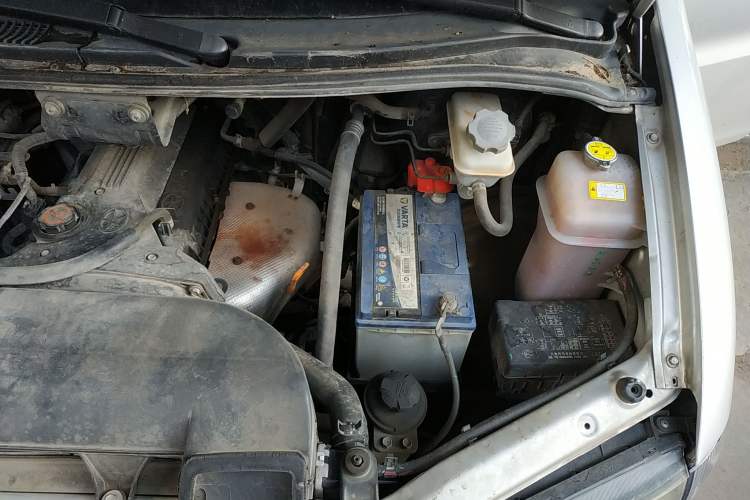 Used JAC Refine 2011 2.0L Shuttle Gasoline Comfort Edition HFC4GA3 Engine Bay Left