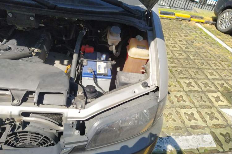 Used JAC Refine 2011 2.4L Colorful Journey Gasoline Standard Edition HFC4GA1-C Engine Bay Left