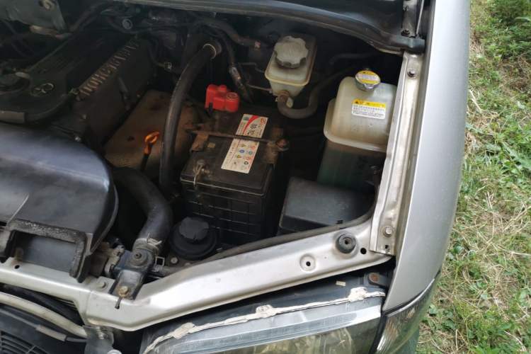 Used JAC Refine 2011 2.0L Shuttle Gasoline Comfort Edition HFC4GA3 Engine Bay Left