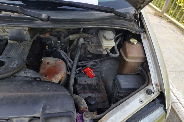Used JAC Refine 2011 2.0L Shuttle Gasoline Comfort Edition HFC4GA3 Engine Bay Left