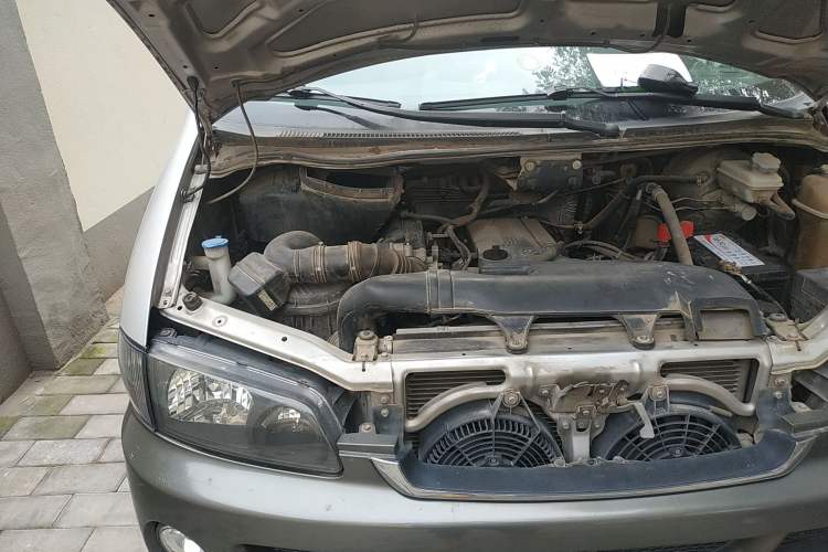 Used JAC Refine 2011 2.0L Shuttle Gasoline Comfort Edition HFC4GA3 Engine Bay Right