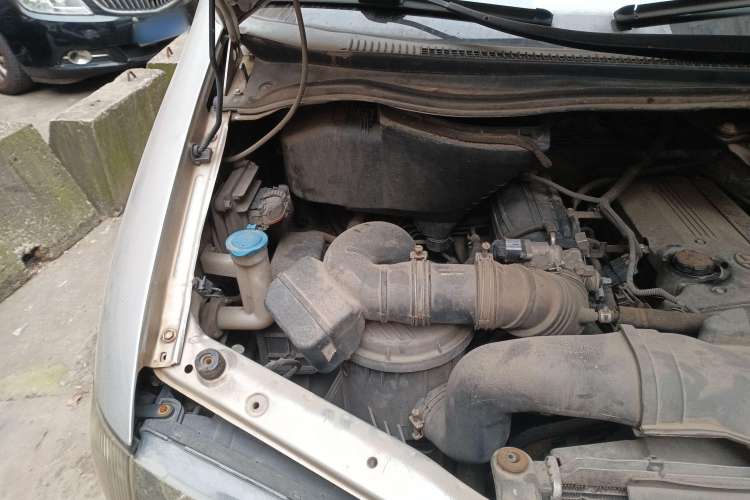 Used JAC Refine 2011 2.0L Shuttle Gasoline Comfort Edition HFC4GA3 Engine Bay Right