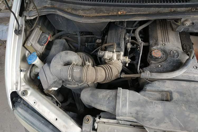 Used JAC Refine 2011 2.0L Shuttle Gasoline Comfort Edition HFC4GA3 Engine Bay Right