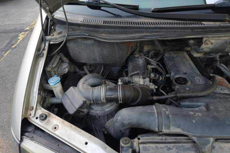 Used JAC Refine 2011 2.0L Shuttle Gasoline Comfort Edition HFC4GA3 Engine Bay Right