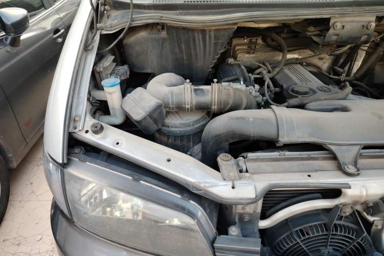 Used JAC Refine 2011 2.0L Shuttle Gasoline Standard Edition HFC4GA3 Engine Bay Right
