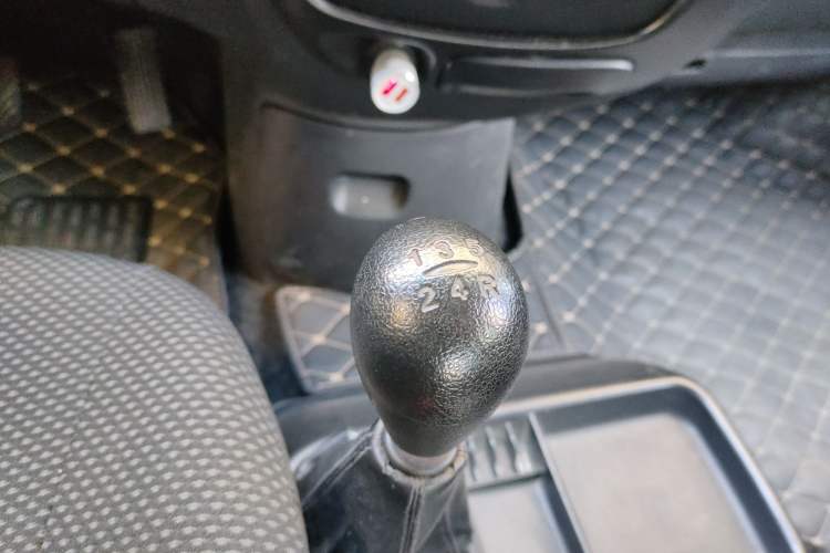 Used JAC Refine 2011 2.0L Shuttle Gasoline Comfort Edition HFC4GA3 Gear Lever