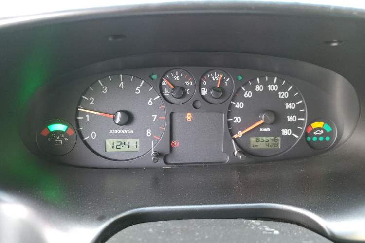 Used JAC Refine 2011 2.0L Shuttle Gasoline Standard Edition HFC4GA3 Instrument Cluster