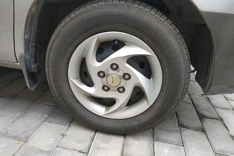 Used JAC Refine 2011 2.0L Shuttle Gasoline Comfort Edition HFC4GA3 Right Front Wheel Hub