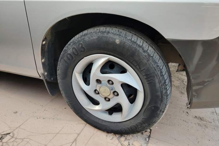 Used JAC Refine 2011 2.0L Shuttle Gasoline Standard Edition HFC4GA3 Right Front Wheel Hub