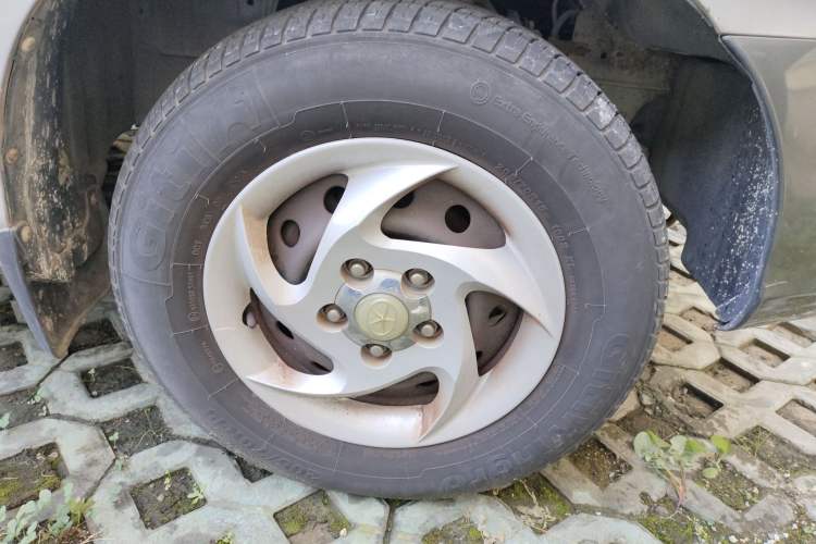 Used JAC Refine 2011 2.0L Shuttle Gasoline Comfort Edition HFC4GA3 Right Front Wheel Hub