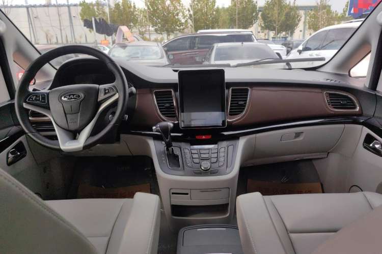 Used JAC Refine L5 2022 2.0T Automatic Business Edition Interior 3