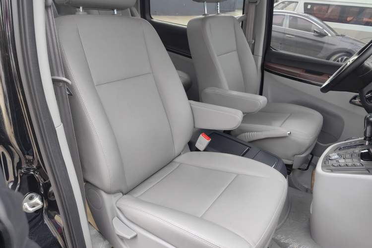 Used JAC Refine L5 2022 2.0T Automatic Business Edition Right Front Seat