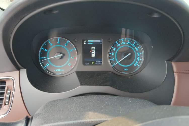 Used JAC Refine L5 2022 2.0T Automatic Business Edition Odometer Close Up