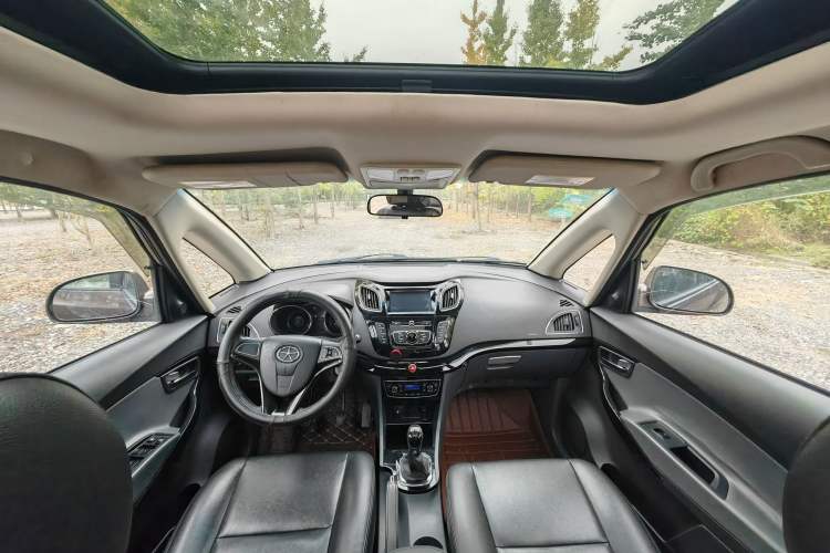 Used JAC Refine M2 2013 1.8L Manual Luxury Smart Model 5 Seats Center Console